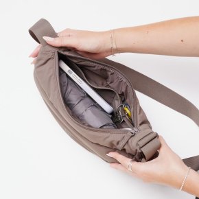 GOTBAG. Puffer Moon Bag small monochrome oyster